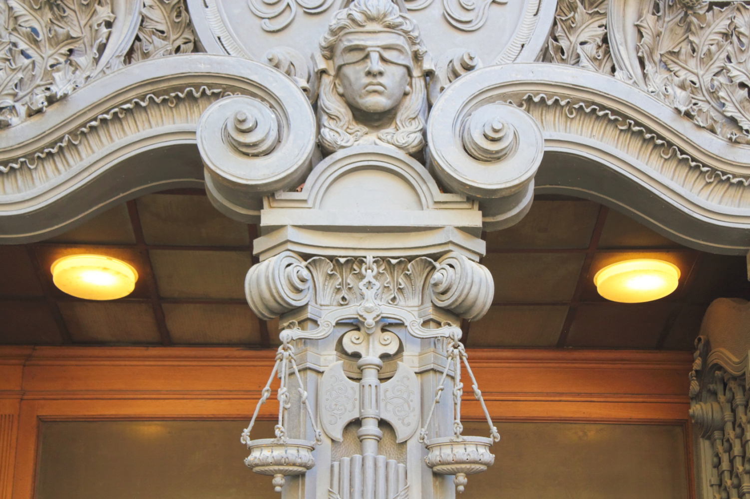 Justitia mit verbundenen Augen vor dem Gericht Berlin-Moabit; Aaden Privatdetektive Berlin
